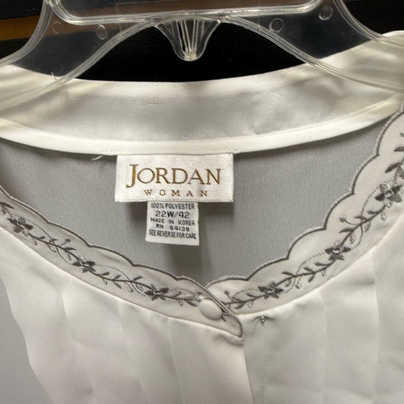 NWT Jordan Women's White Blouse - Picture 2 of 3